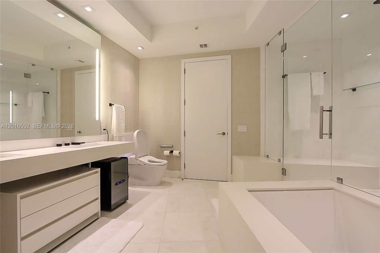 18555 Collins Ave , Unit 4605, Sunny Isles Beach, FL 33160 Photo