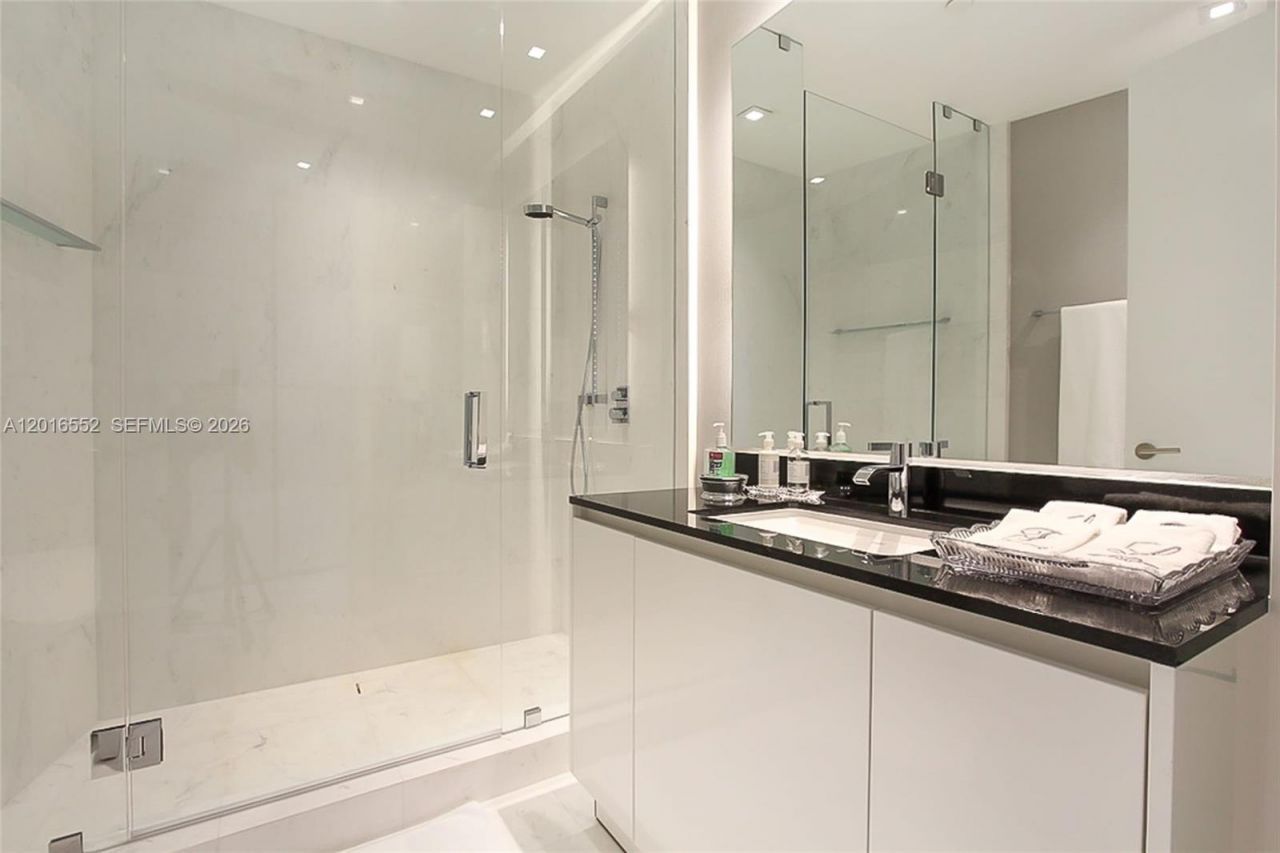 18555 Collins Ave , Unit 4605, Sunny Isles Beach, FL 33160 Photo