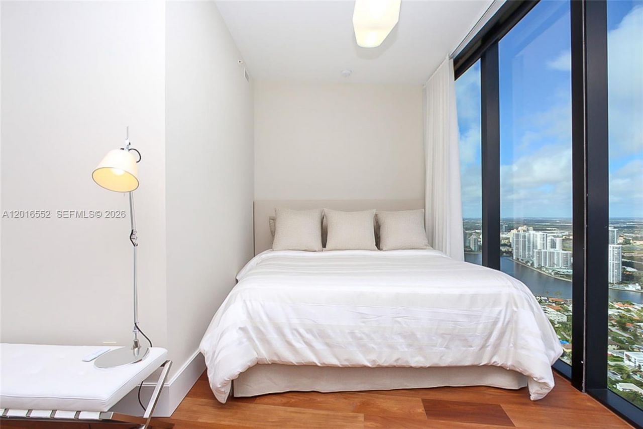 18555 Collins Ave , Unit 4605, Sunny Isles Beach, FL 33160 Photo