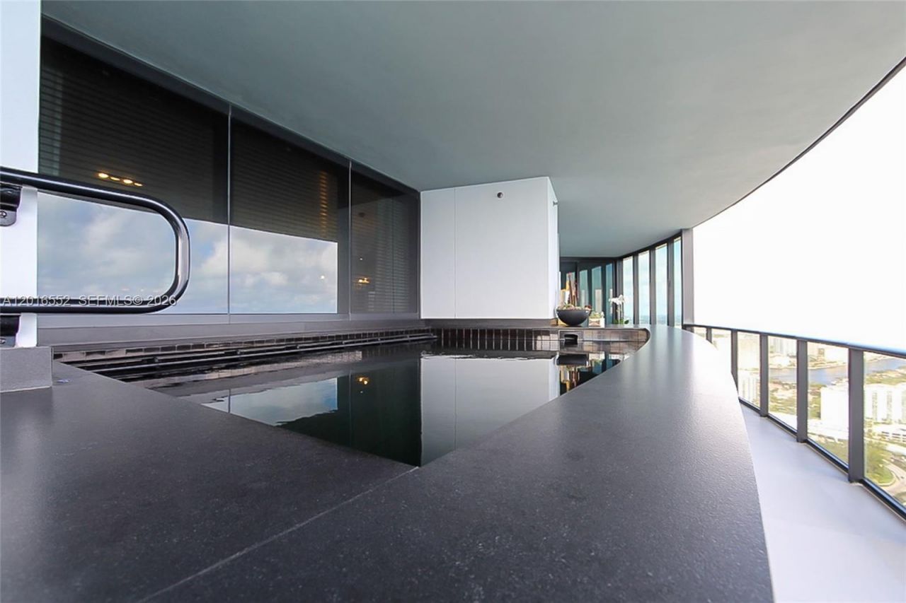 18555 Collins Ave , Unit 4605, Sunny Isles Beach, FL 33160 Photo