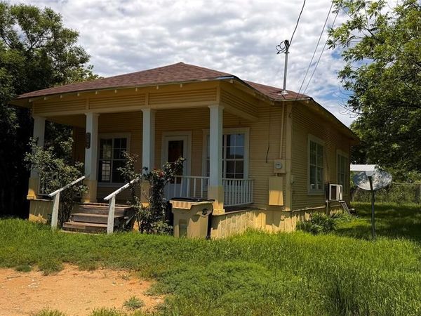 102 E Fitzgerald Street, Bangs, TX 76823