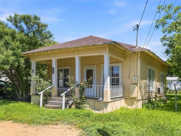 102 E Fitzgerald Street, Bangs, TX 76823