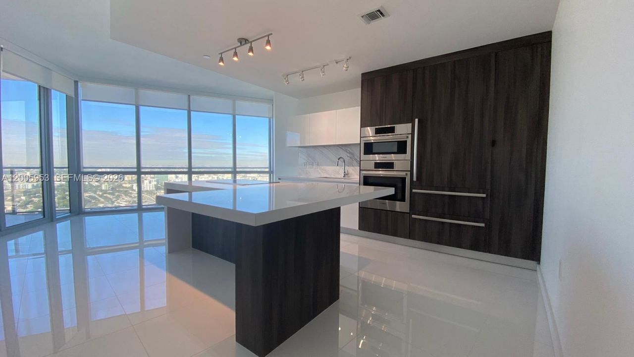 851 NE 1st Ave , Unit 4404, Miami, FL 33132 Photo