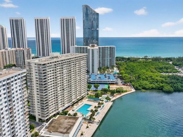 300 Bayview Dr , Unit 1009, Sunny Isles Beach, FL 33160