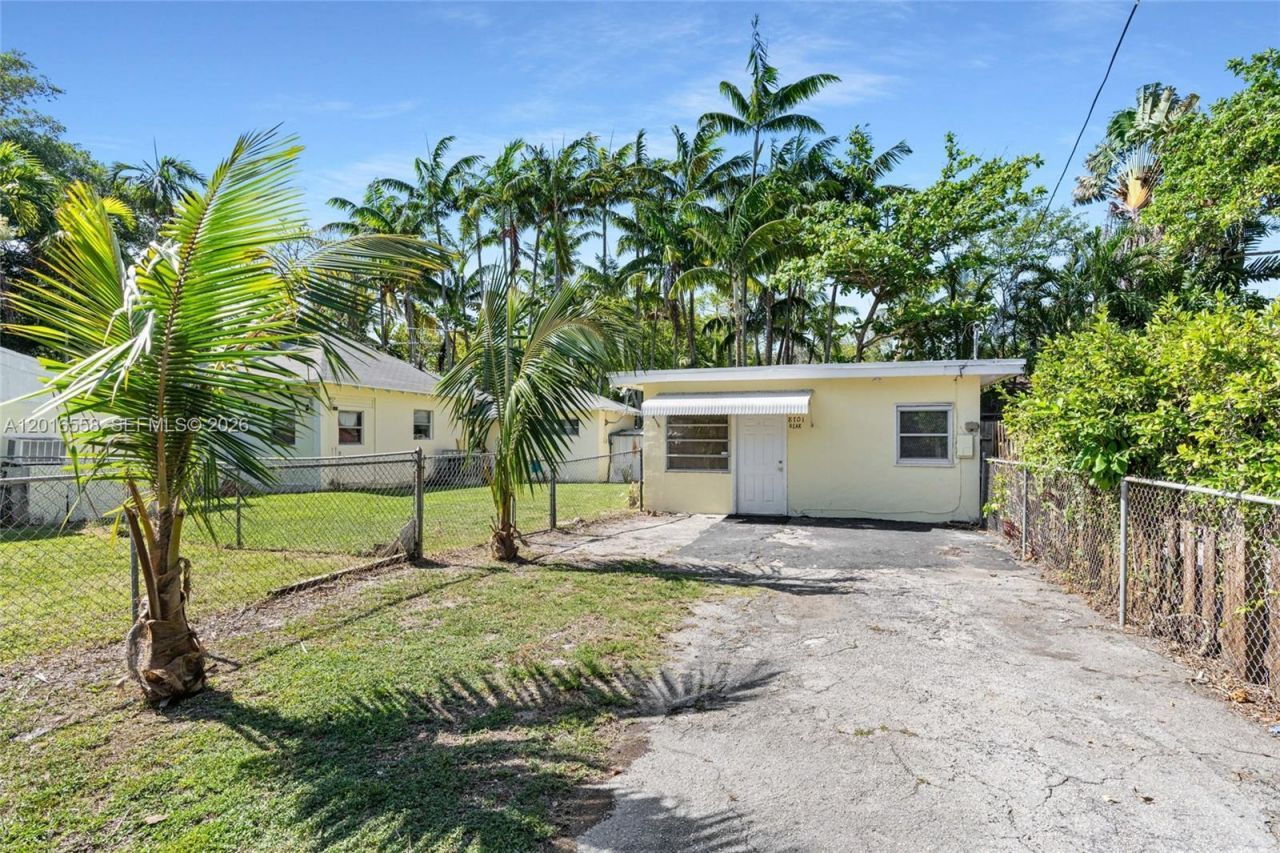 8701 NE 8th Ct , Miami, FL 33138 Photo