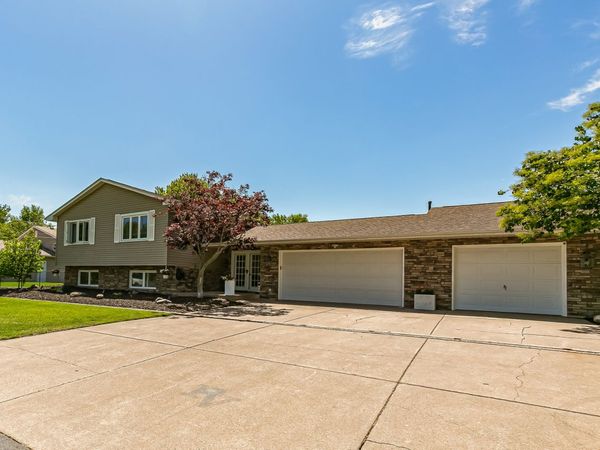 3530 E Harbor Drive, Bettendorf, IA 52722