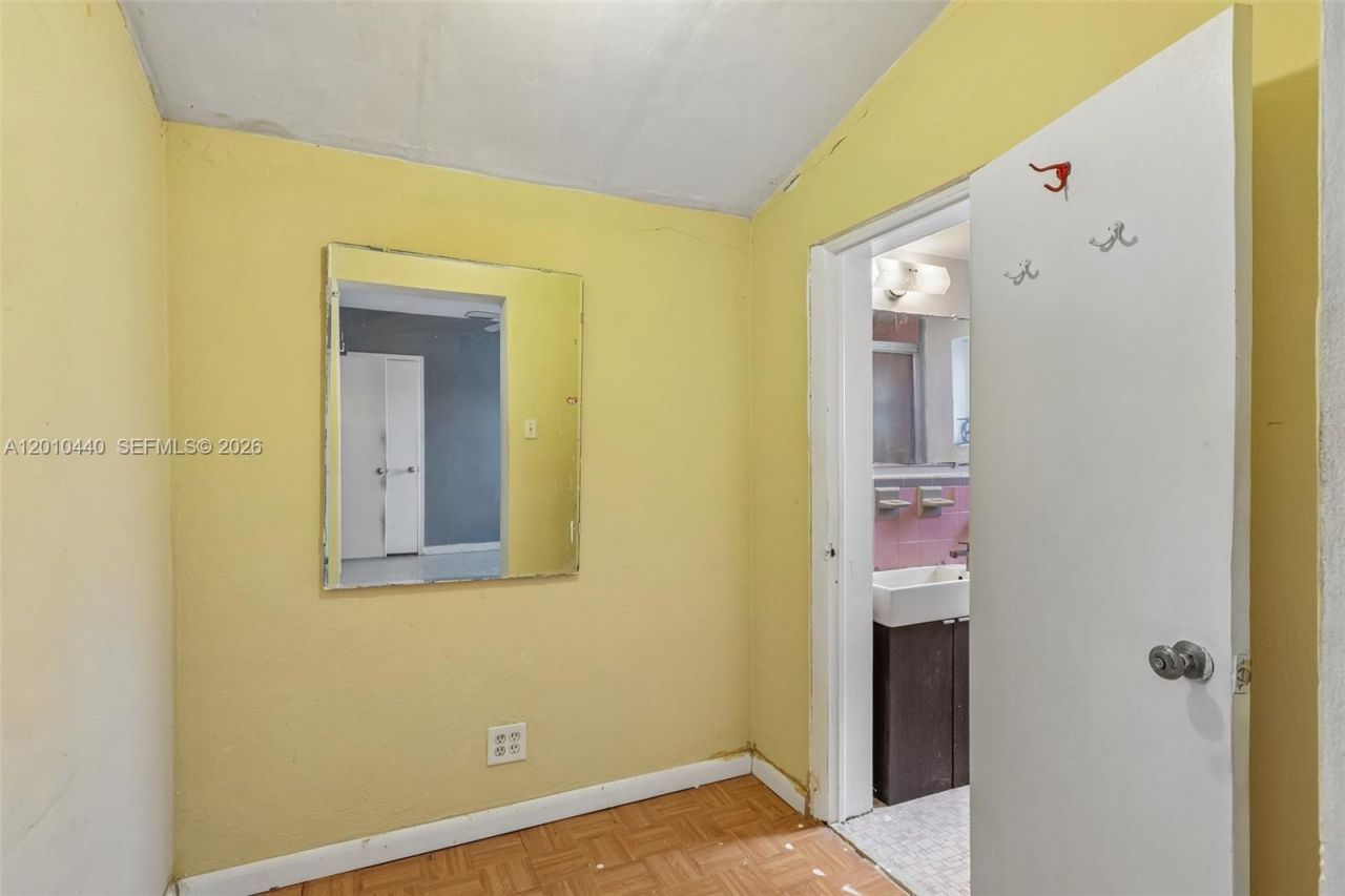 921 NE 159th St, North Miami Beach, FL 33162 Photo