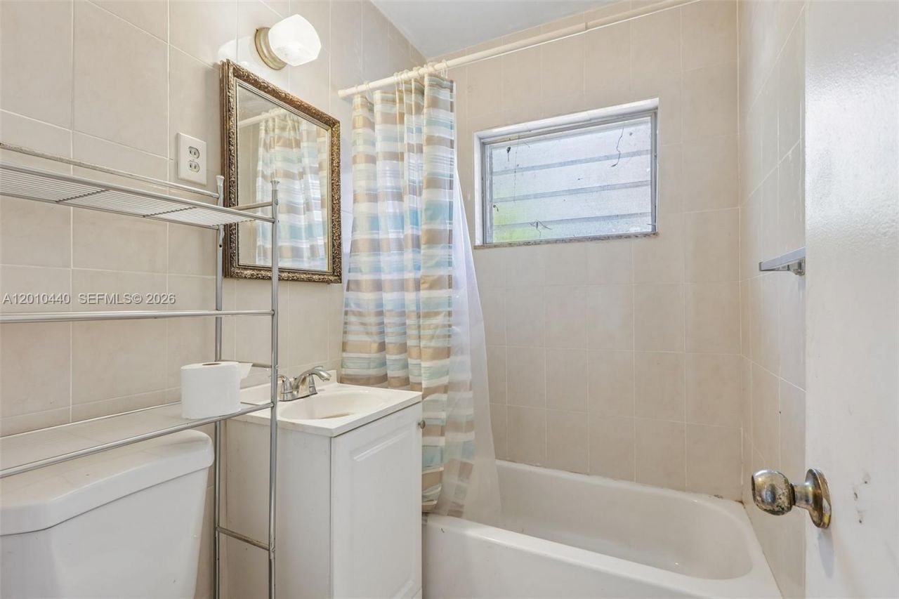 921 NE 159th St, North Miami Beach, FL 33162 Photo