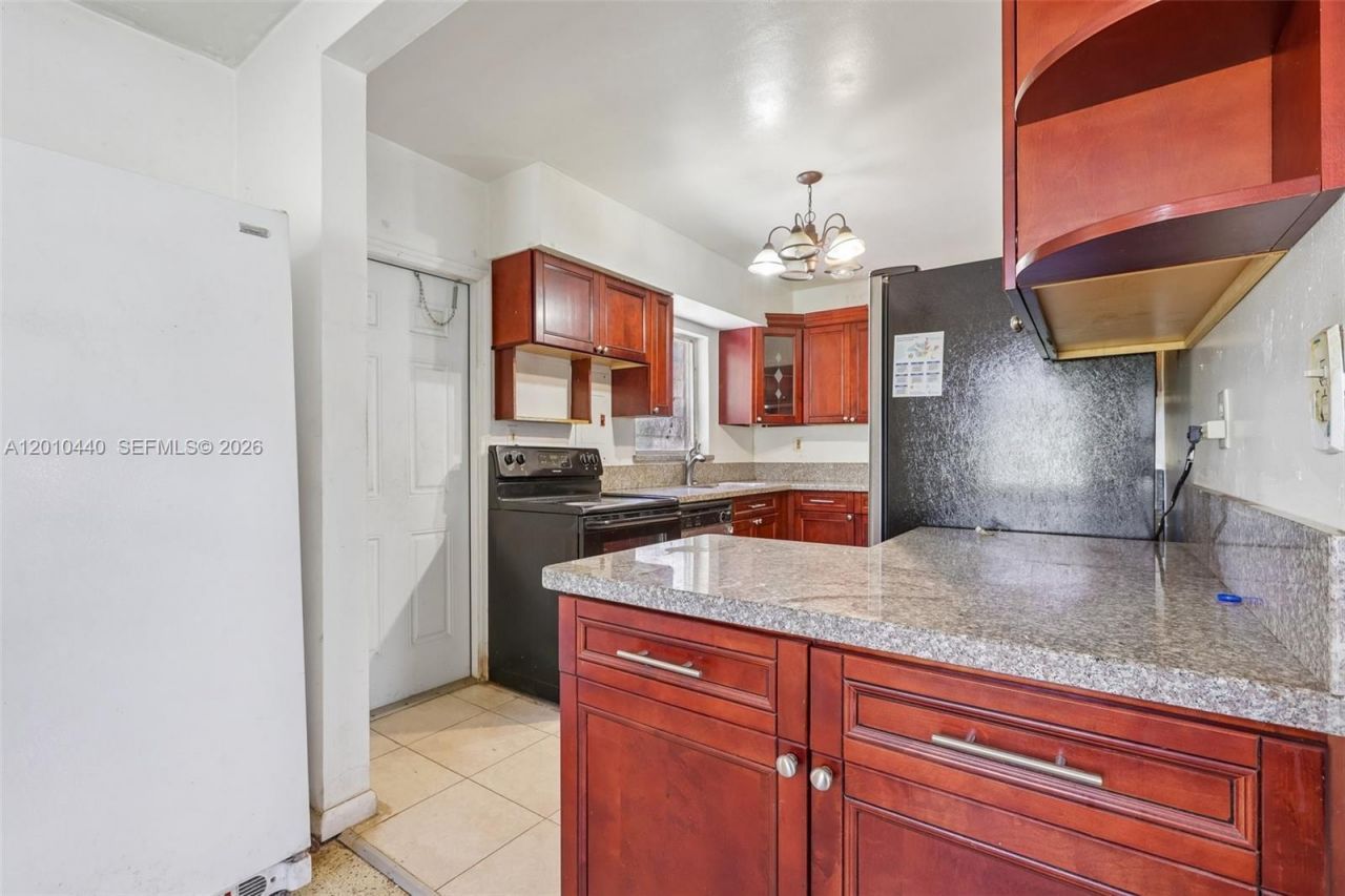 921 NE 159th St, North Miami Beach, FL 33162 Photo
