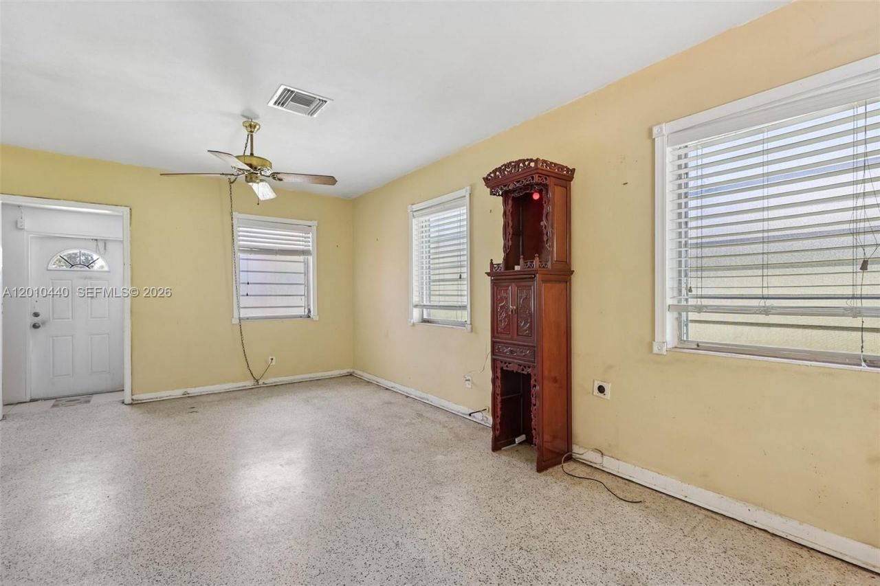 921 NE 159th St, North Miami Beach, FL 33162 Photo