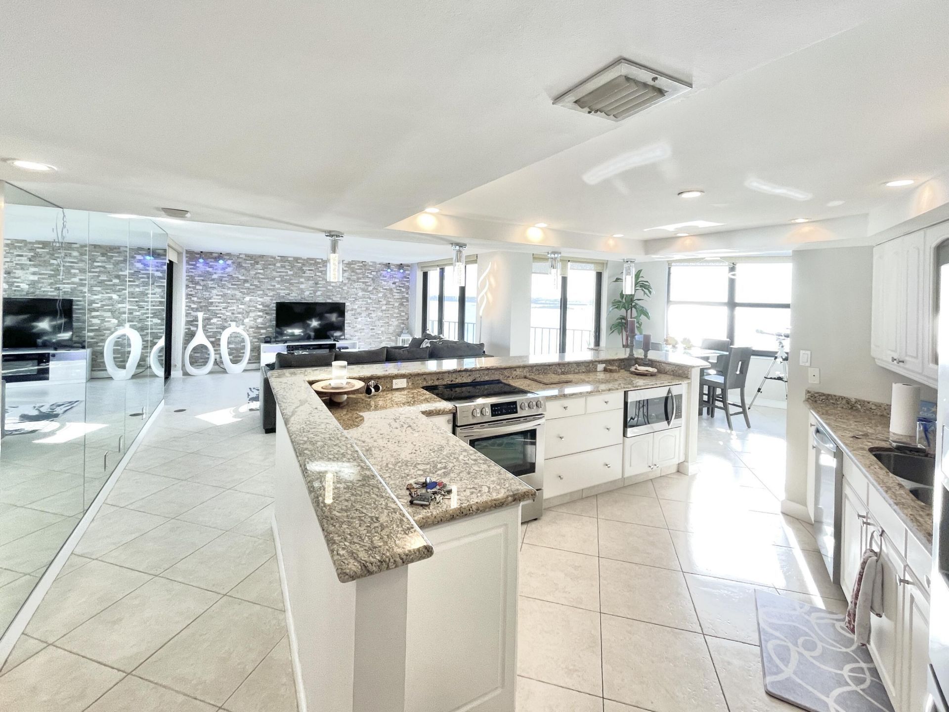 5420 N Ocean Drive, Unit 906, Singer Island, FL 33404 Photo