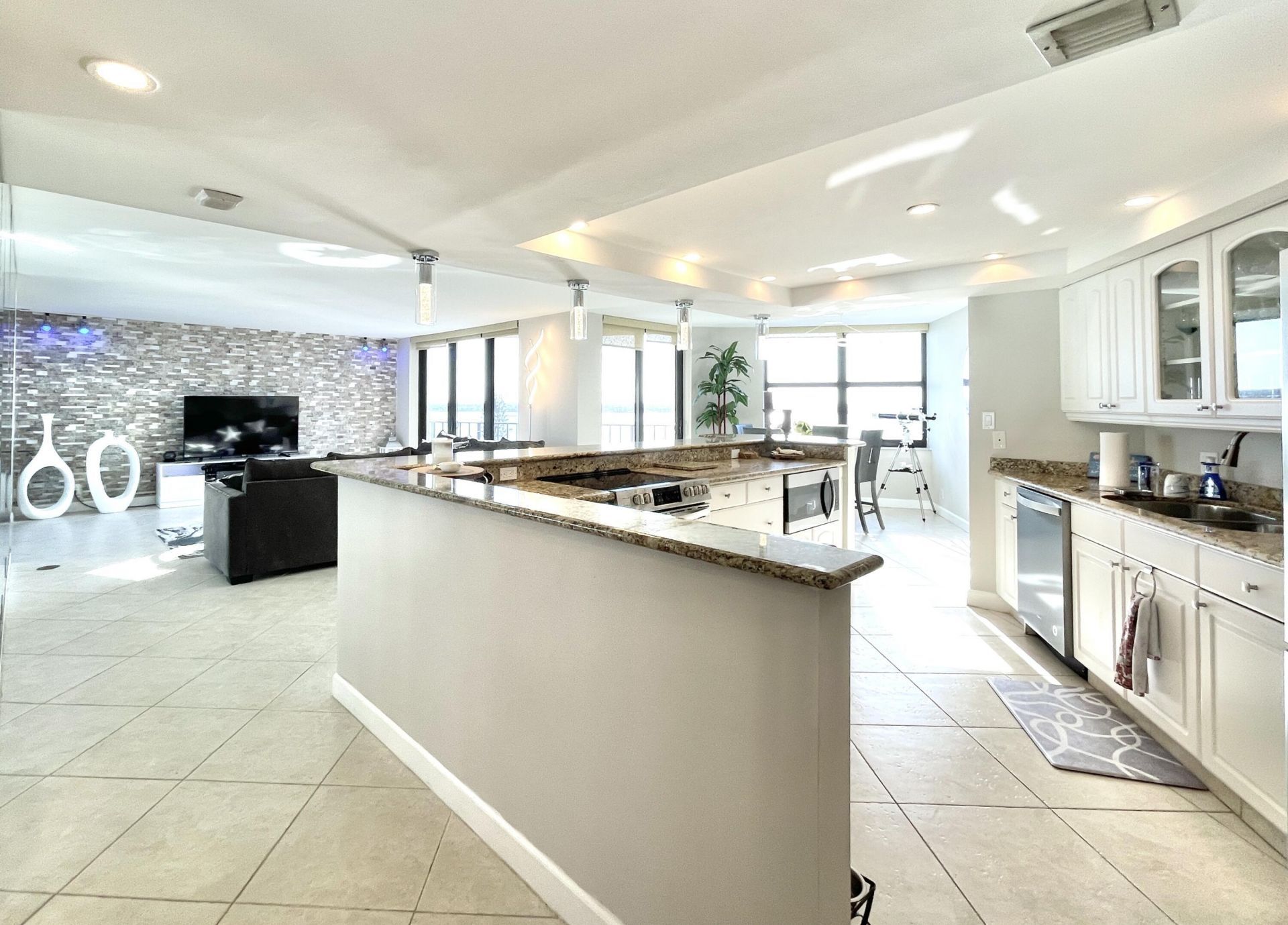 5420 N Ocean Drive, Unit 906, Singer Island, FL 33404 Photo