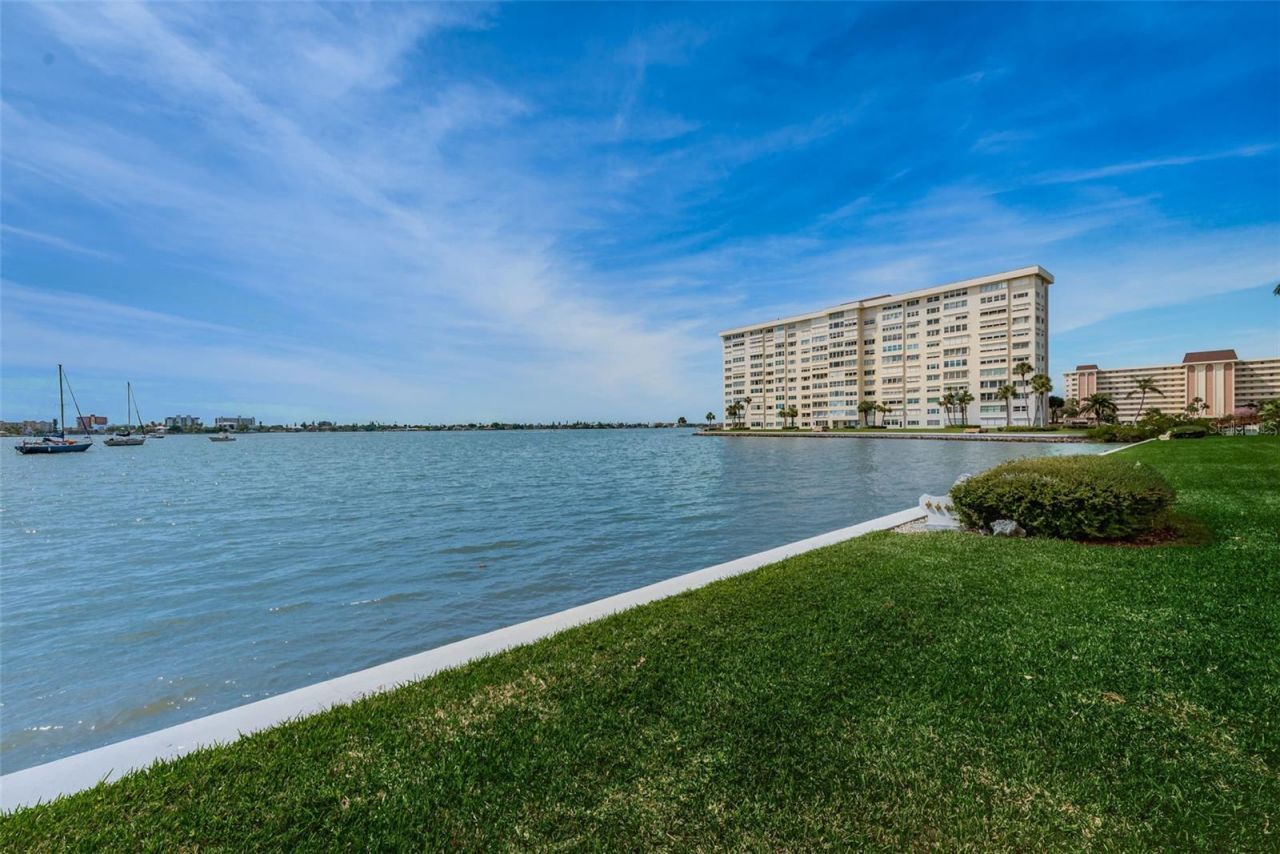 4525 Cove Circle , Unit 1207, Saint Petersburg, FL 33708 Photo