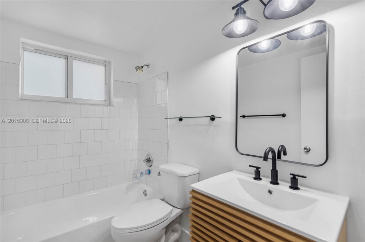 13880 NE 20th Pl, Unit 2, North Miami Beach, FL 33181 Photo