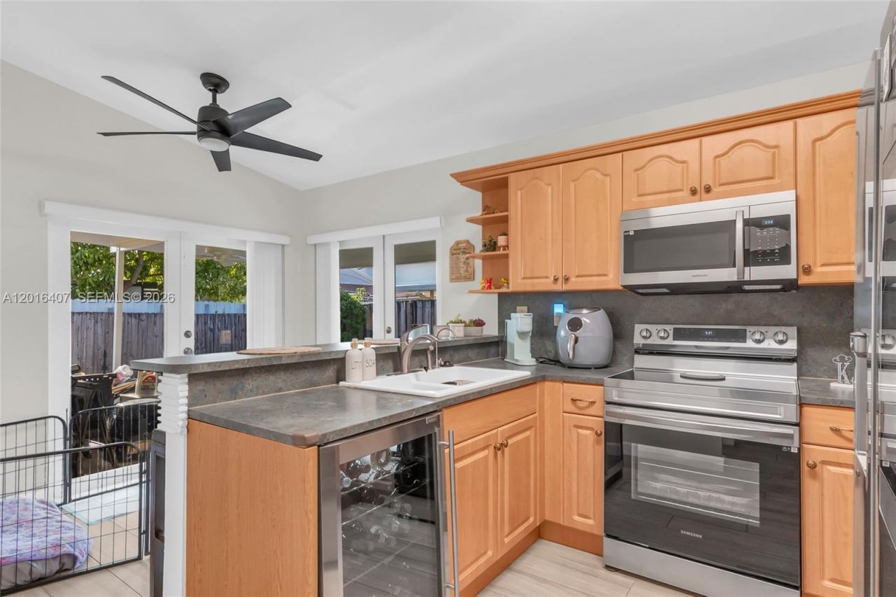 8266 NW 192nd Ter, Hialeah, FL 33015 Photo