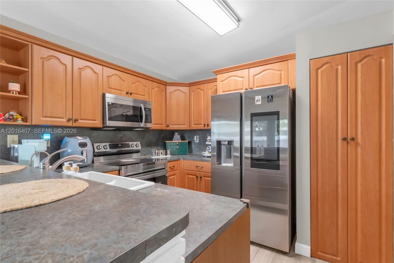 8266 NW 192nd Ter, Hialeah, FL 33015 Photo