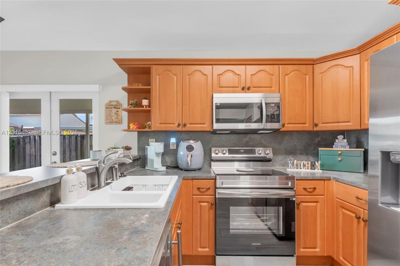 8266 NW 192nd Ter, Hialeah, FL 33015 Photo