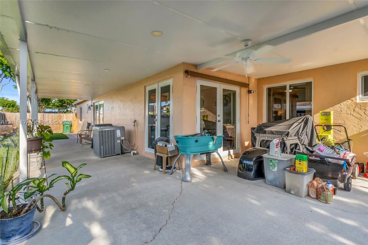 8266 NW 192nd Ter, Hialeah, FL 33015 Photo