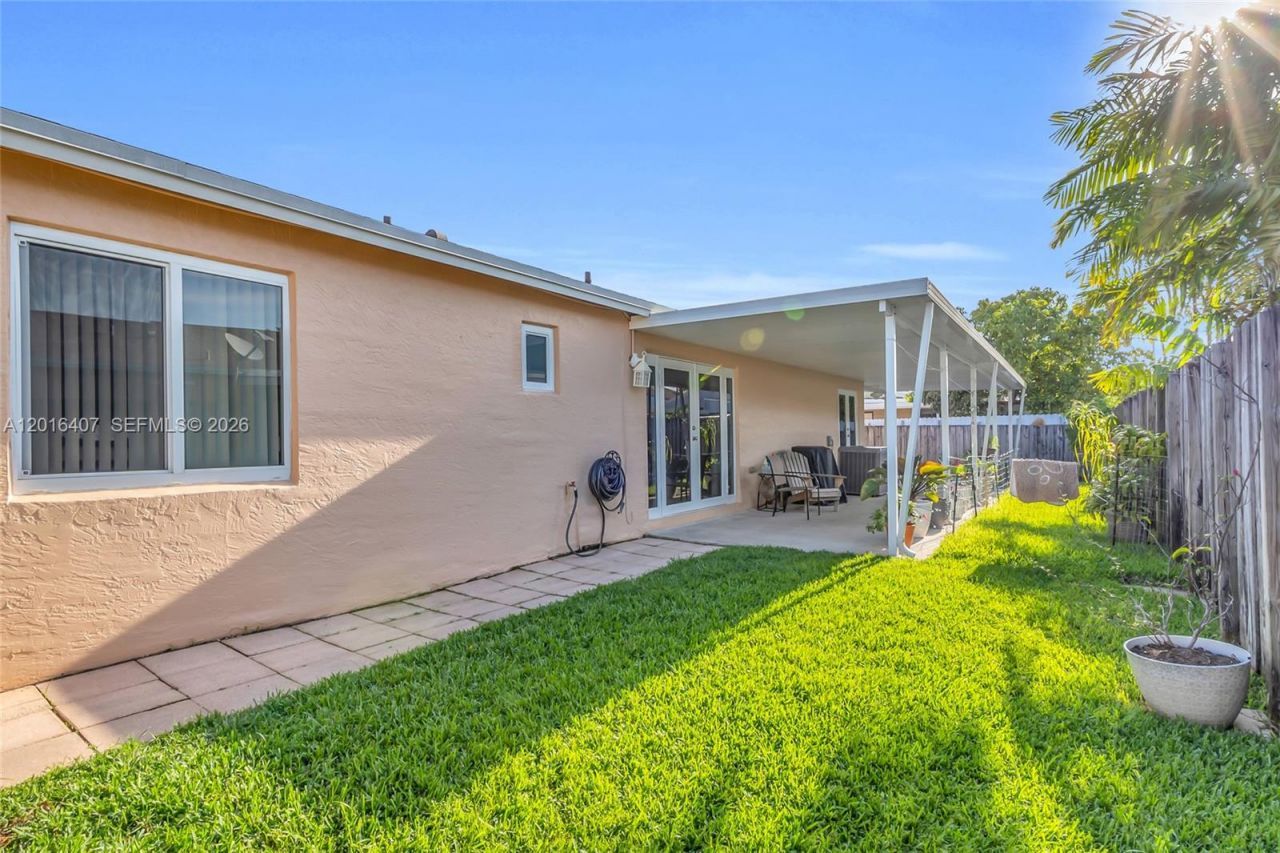 8266 NW 192nd Ter, Hialeah, FL 33015 Photo
