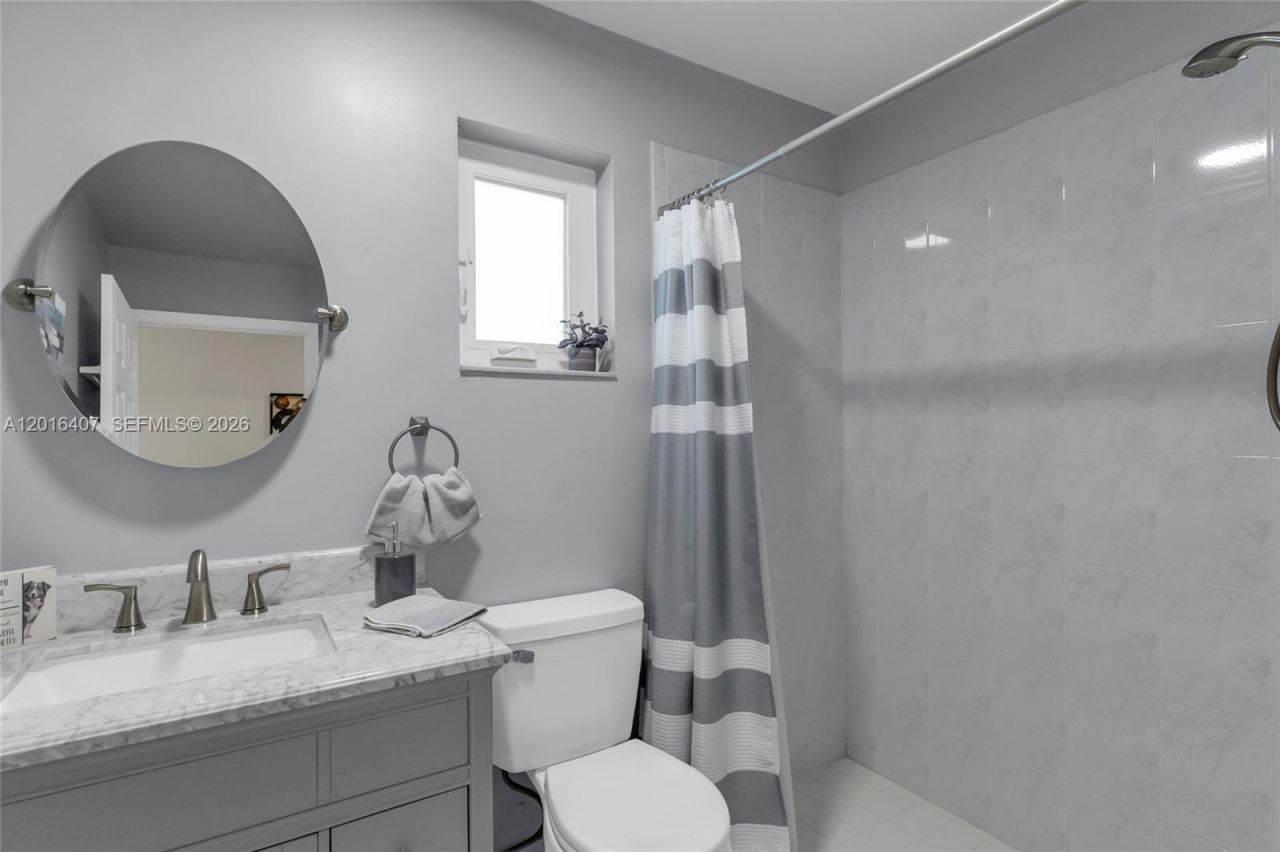 8266 NW 192nd Ter, Hialeah, FL 33015 Photo
