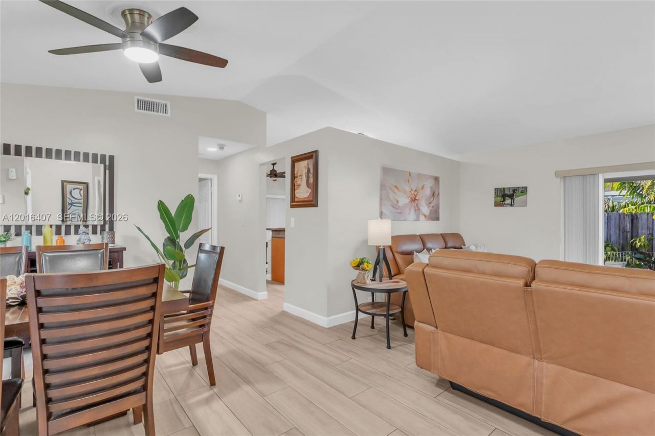 8266 NW 192nd Ter, Hialeah, FL 33015 Photo