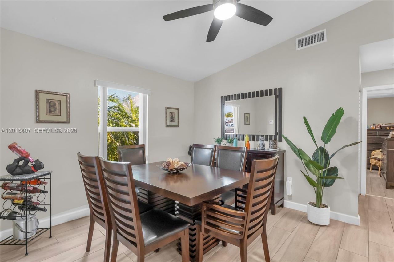 8266 NW 192nd Ter, Hialeah, FL 33015 Photo