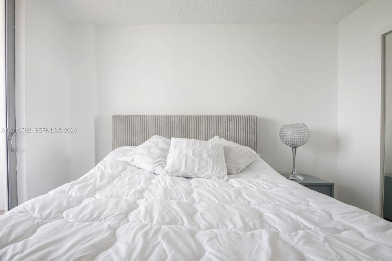 5555 Collins Ave , Unit 14U, Miami Beach, FL 33140 Photo