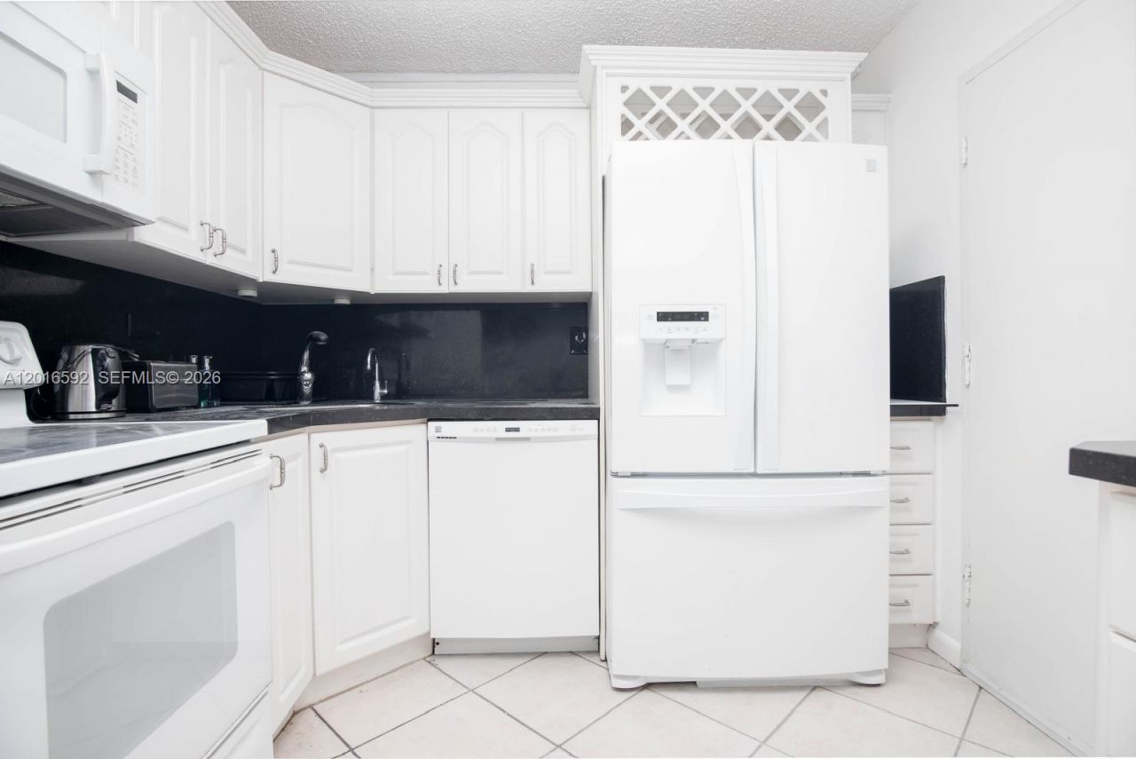 5555 Collins Ave , Unit 14U, Miami Beach, FL 33140 Photo