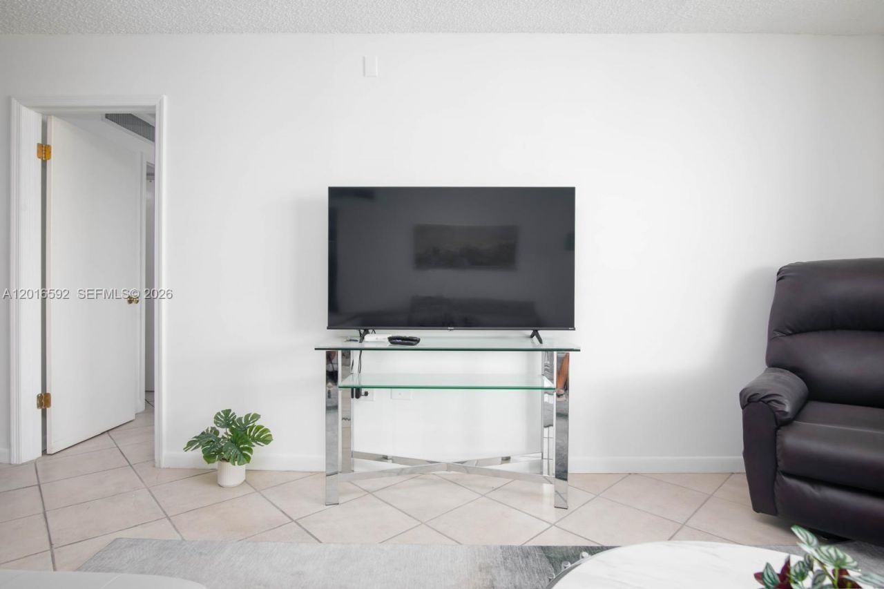 5555 Collins Ave , Unit 14U, Miami Beach, FL 33140 Photo