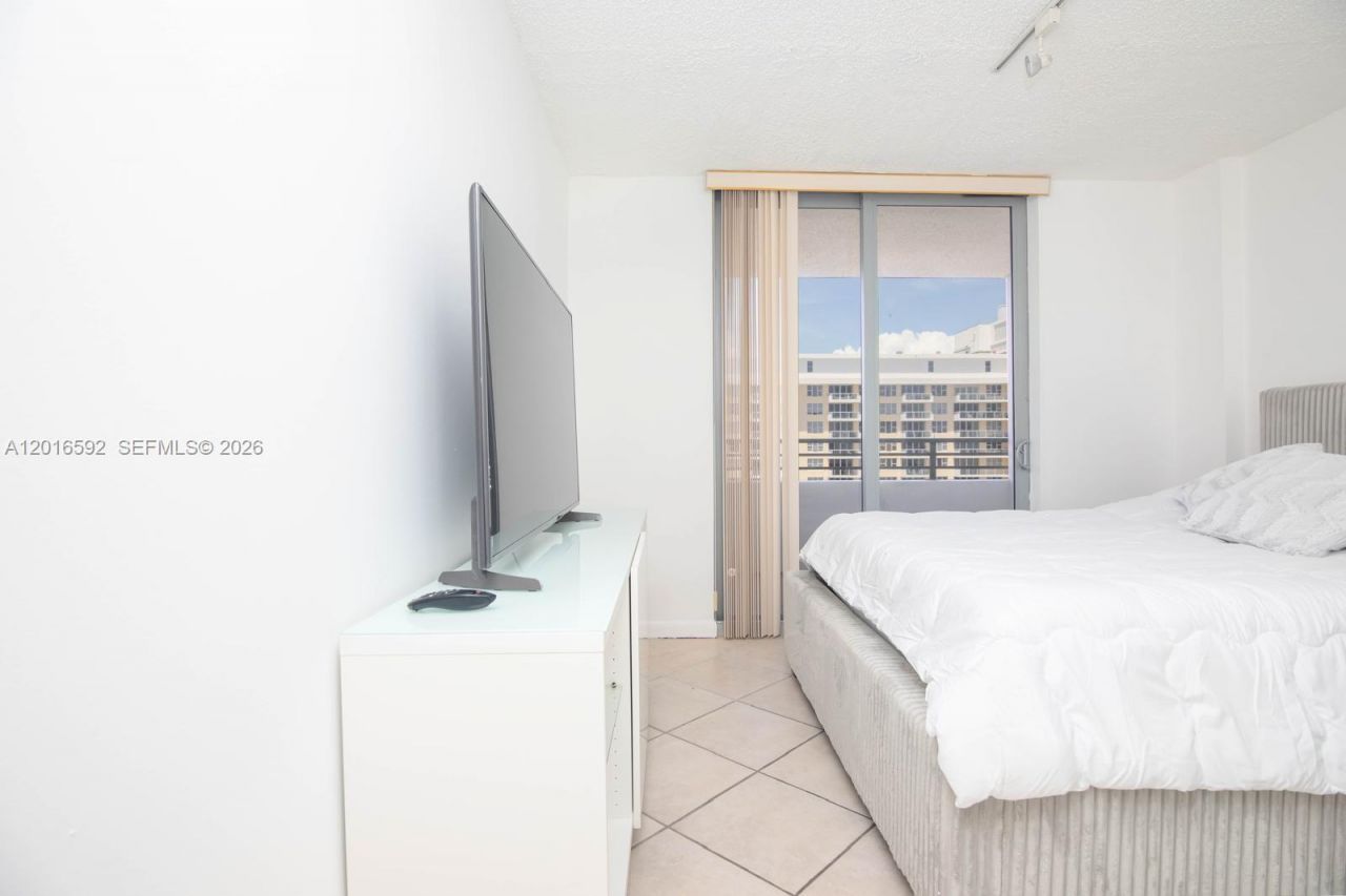 5555 Collins Ave , Unit 14U, Miami Beach, FL 33140 Photo