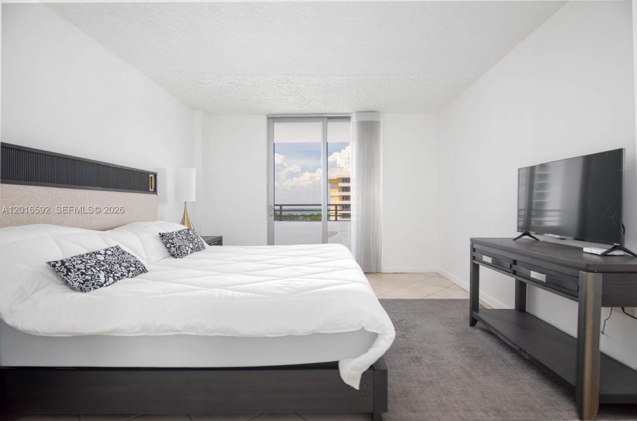 5555 Collins Ave , Unit 14U, Miami Beach, FL 33140 Photo