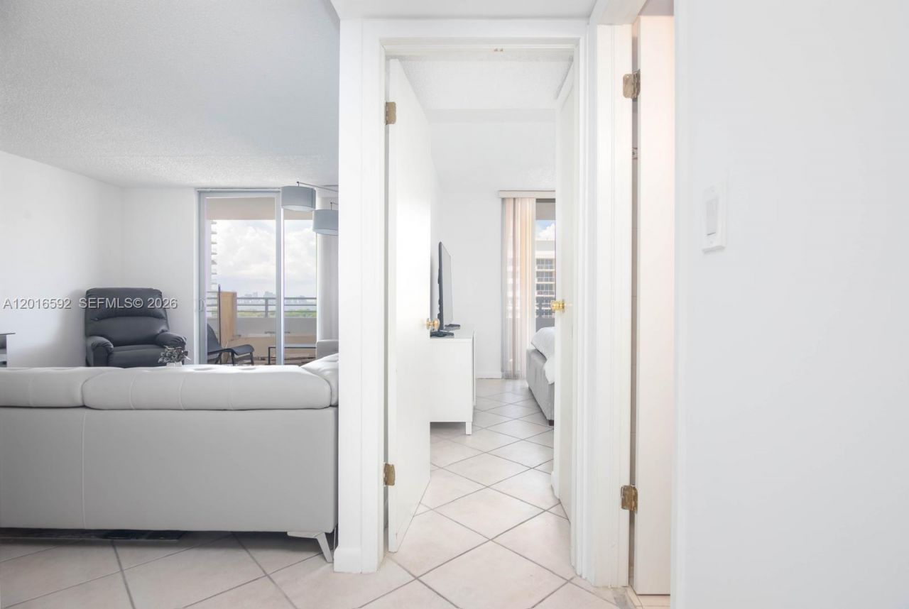 5555 Collins Ave , Unit 14U, Miami Beach, FL 33140 Photo