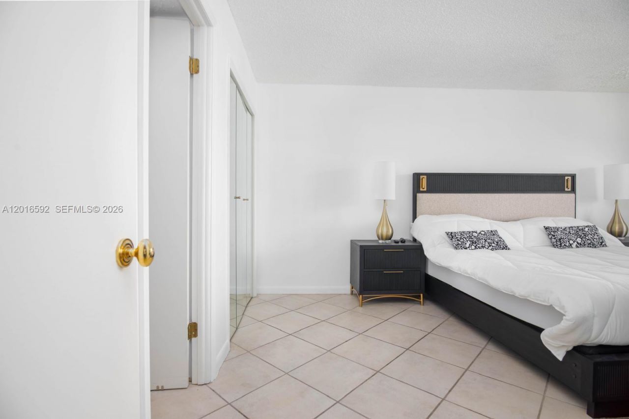 5555 Collins Ave , Unit 14U, Miami Beach, FL 33140 Photo
