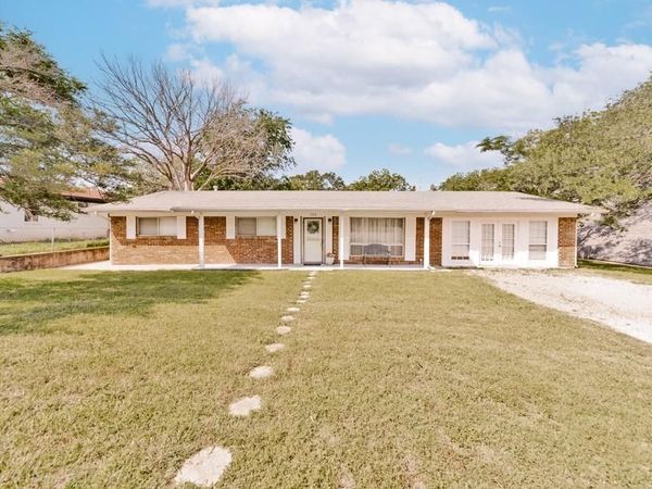 500 W London Street , Bowie, TX 76230