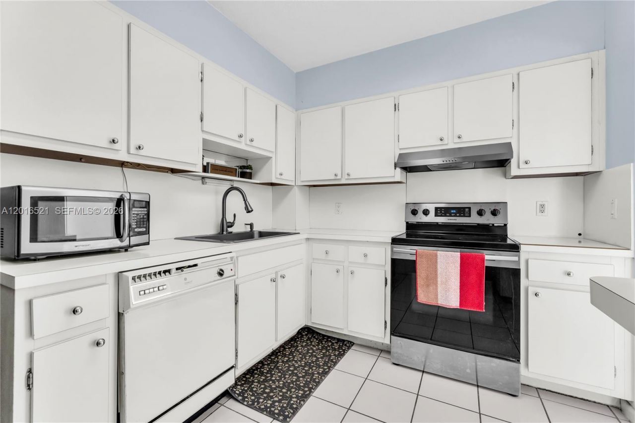 4001 Hillcrest Dr , Unit 812, Hollywood, FL 33021 Photo