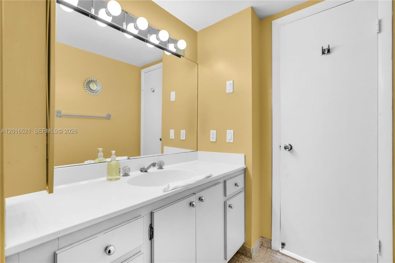 4001 Hillcrest Dr , Unit 812, Hollywood, FL 33021 Photo