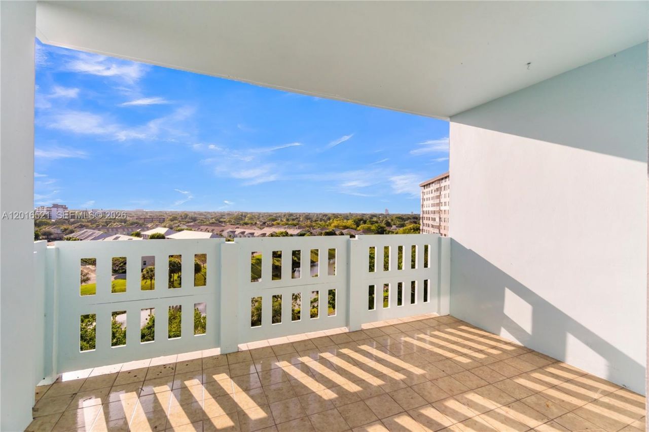4001 Hillcrest Dr , Unit 812, Hollywood, FL 33021 Photo