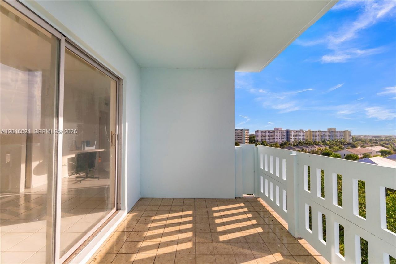 4001 Hillcrest Dr , Unit 812, Hollywood, FL 33021 Photo