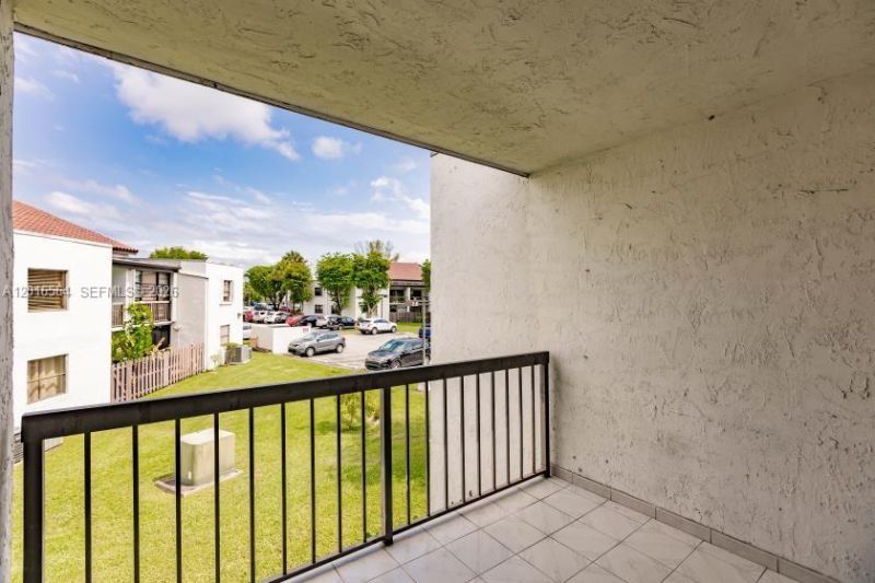 9425 Fontainebleau Blvd, Unit 202, Miami, FL 33172 Photo