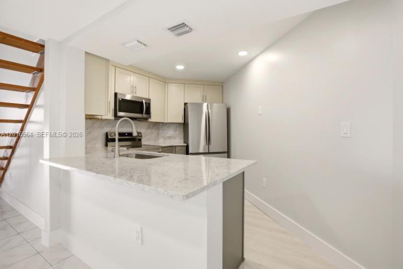 9425 Fontainebleau Blvd, Unit 202, Miami, FL 33172 Photo