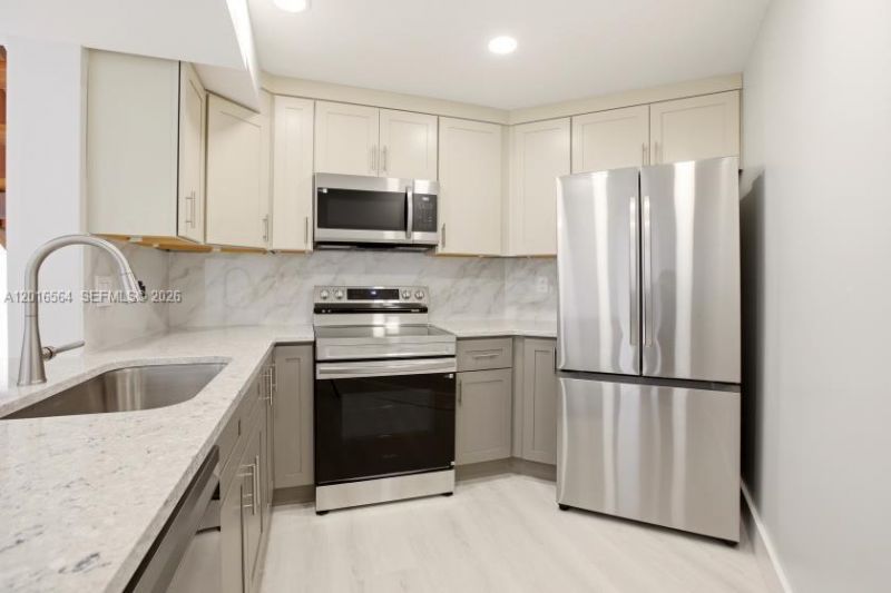 9425 Fontainebleau Blvd, Unit 202, Miami, FL 33172 Photo