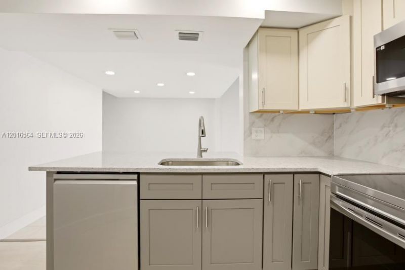 9425 Fontainebleau Blvd, Unit 202, Miami, FL 33172 Photo