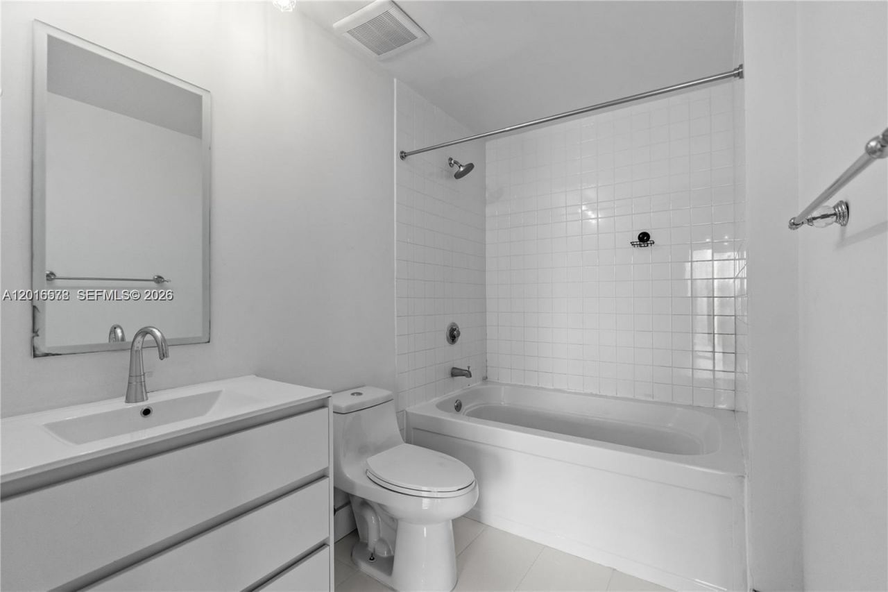 10 SW South River Dr , Unit 1504, Miami, FL 33130 Photo