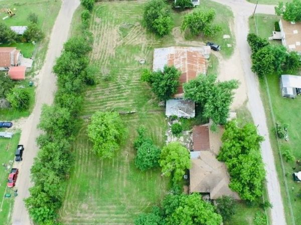 305 Yale Street , Cameron, TX 76520