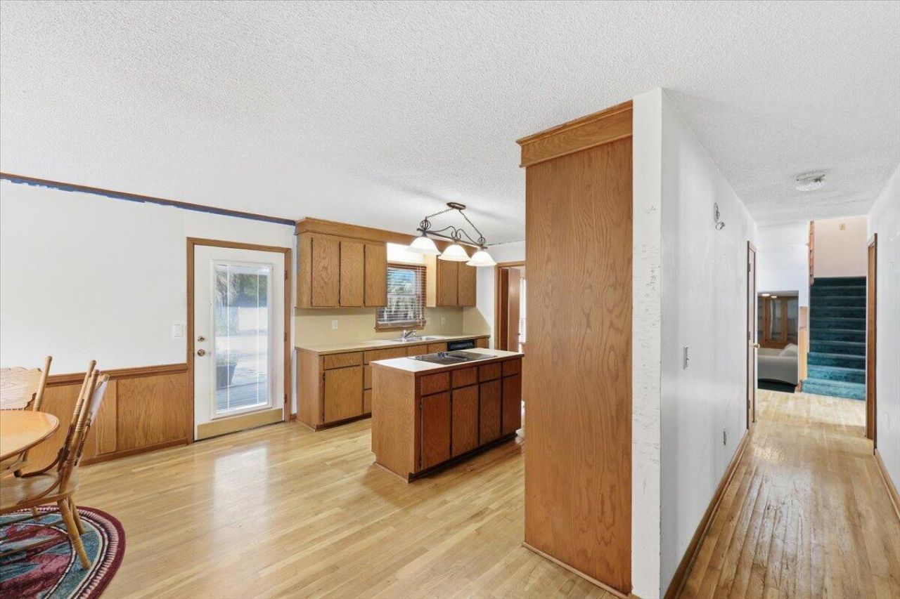 117 Queensbury Circle Photo 12