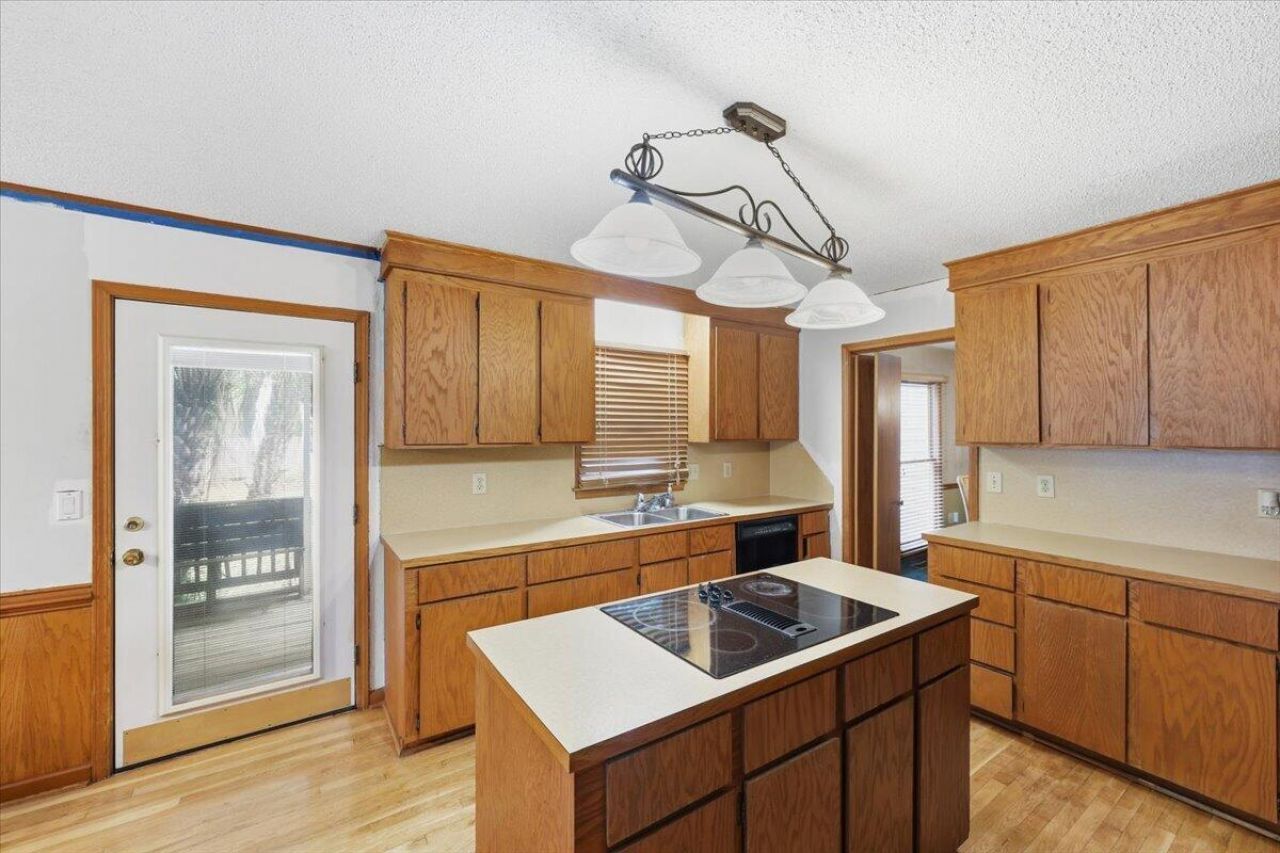 117 Queensbury Circle Photo 9