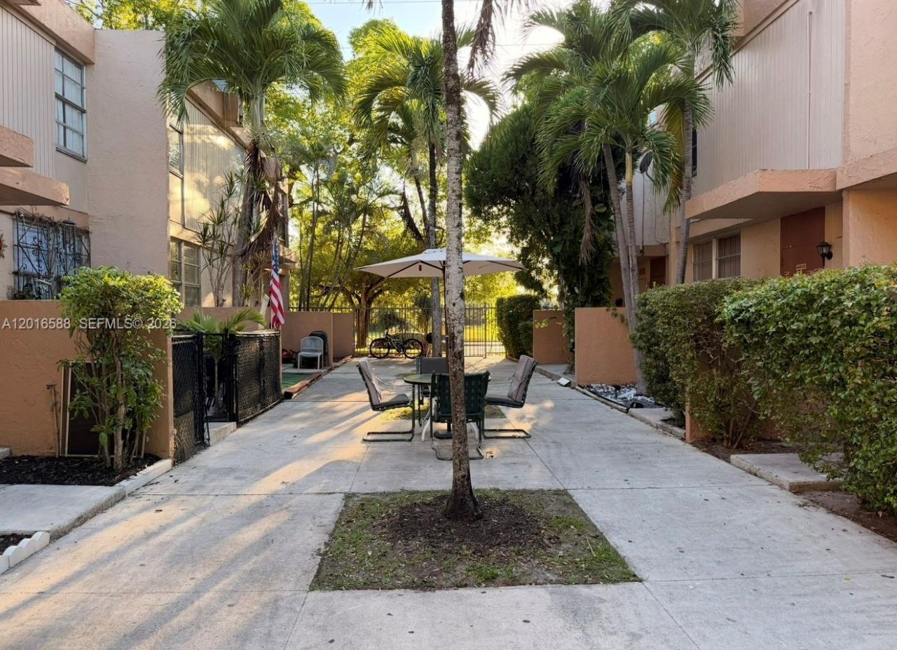 6170 SW 68th St , Unit 21, South Miami, FL 33143 Photo