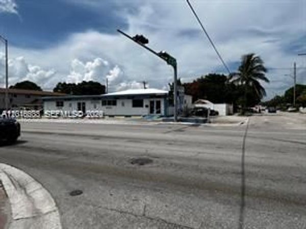 918 E 2nd Ave , Hialeah, FL 33010