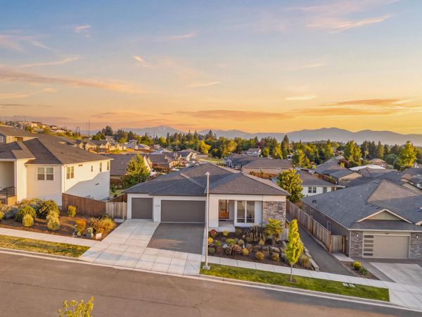 3274 Sky Way, Medford, OR 97504