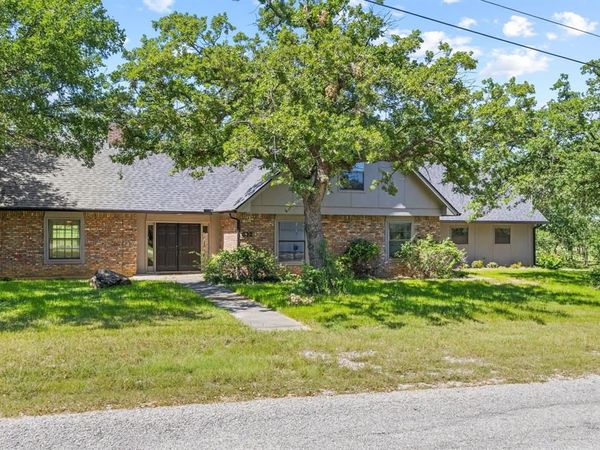 612 Doaks Drive, Runaway Bay, TX 76426